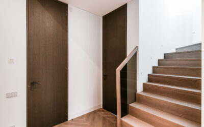 Vidaus durų tendencijos 2025-2026: kai funkcionalumas susitinka su dizainu